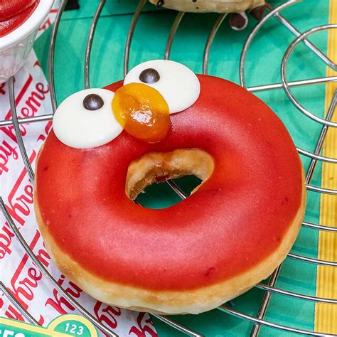 【画像】【実食レポ】エルモとクッキーモンスターモチーフ！クリスピー・クリーム・ドーナツ「happy Sweet Sesame Street