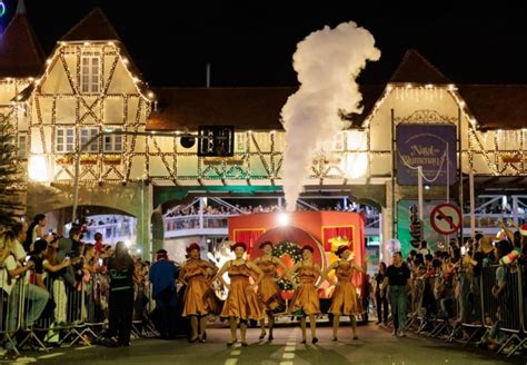 Natal Em Blumenau Primeiro Desfile Acontece Nesta Quarta