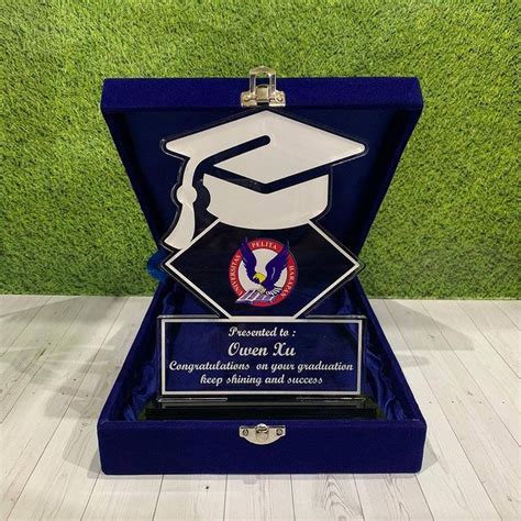 Contoh Plakat Akrilik Wisuda Universitas Gajah Mada Riset