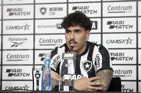 Zagueiro Lucas Halter destaca reencontro o técnico Tiago Nunes no