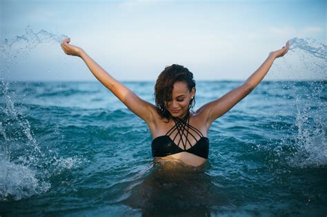 Hintergrundbilder Sonnenlicht Frau Modell Meer Wasser Strand