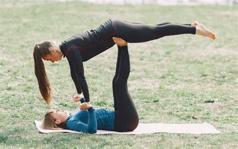 Einfache Und Schwere Yoga Figuren Zu Zweit Yoga Posen Zu Zweit