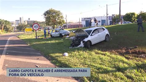 Carro capota e mulher é arremessada para fora do veículo YouTube