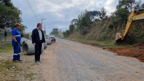 Obras em andamento para pavimentação da Estrada Carlos Muller