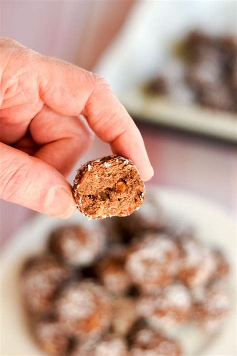 These Amazing Amaretto Booze Balls Are So Easy To Make And Are Very