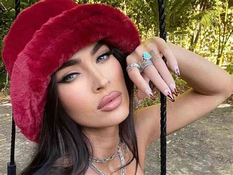 Megan Fox Rocks Shortest Manicure Ever With A Charming D Twist