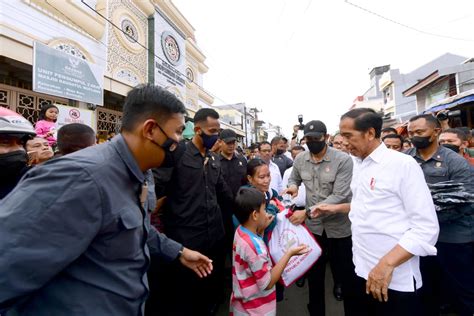 Ngabuburit Di Makassar Presiden Jokowi Kunjungi Pasar Terong Ujung Jari