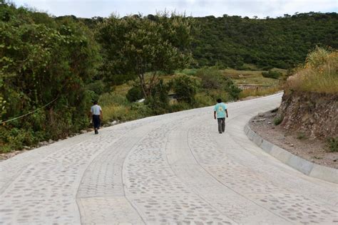 Supervisan Evelyn y AMLO avances de construcción de caminos rurales en