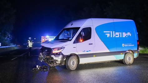 Unfall An A Abfahrt Tornesch Paketbote Kracht In Auto Shz