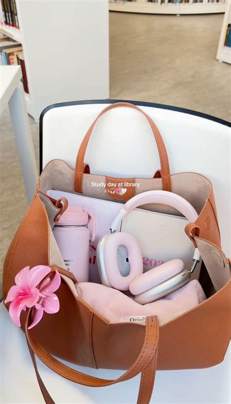 Pin By Emma Ortiz On Accessories💎👜💅🏻🎀 In 2024 Handbag Essentials Uni Bag Essential Bag