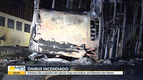 Bandidos colocam fogo em ônibus em Ribeirão das Neves na Grande BH