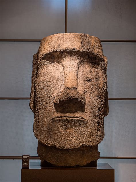 Tête monumentale de Moaï Ile de Pâques Musée du Louvre Thierry