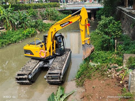 Yuchai Versatile Amphibious Excavator For Wetland Restoration Chinese