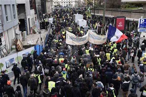 Fransa da sarı yelekliler yeniden sokaklarda Anadolu Ajansı