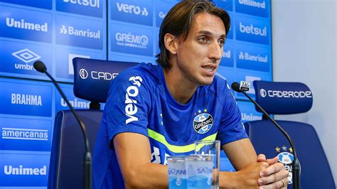 Geromel garante que continuará no Grêmio enquanto sentir que ajuda o time