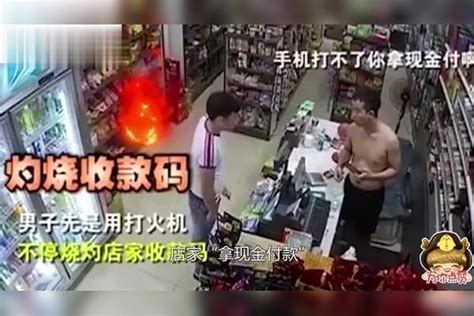 男子手持小刀抢劫，店老板淡定抽出半米大刀，下一秒笑不活了店老板大刀小刀