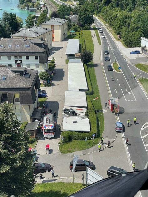 Unfall In K Rnten Auto Flog Von Stra E Und Landete Auf Einem Carport