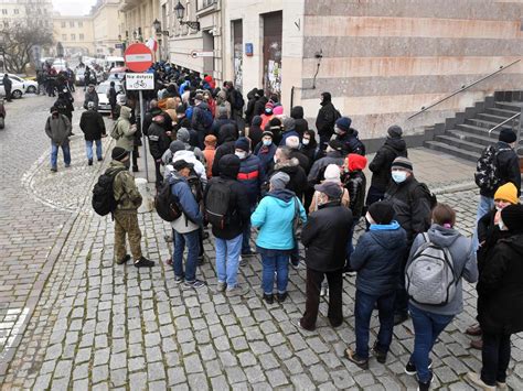 POTĘŻNE kolejki przed NBP w całej Polsce Ludzie stoją po nowy banknot