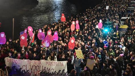 A Torino Sfila Il Corteo Non Una Di Meno Contro La Violenza Sulle