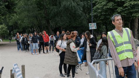 Madrugón y colas en Castrelos por una entrada para Dani Fernández