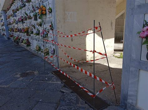 Cimitero A Torre Del Greco Basolato Dissestato Attento Che Cadi