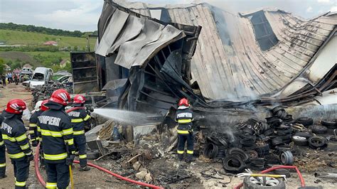 Cluj Incendiu violent la o hală din Apahida Pompierii intervin cu