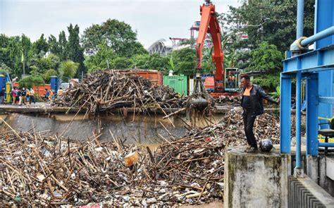 Pascahujan Ribuan Meter Kubik Sampah Diangkut Dari Sungai Di Dki