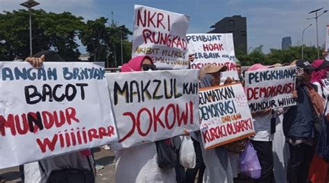 Sangar Ikut Geruduk DPR Emak Emak Massa FPR Tenteng Poster Makzulkan