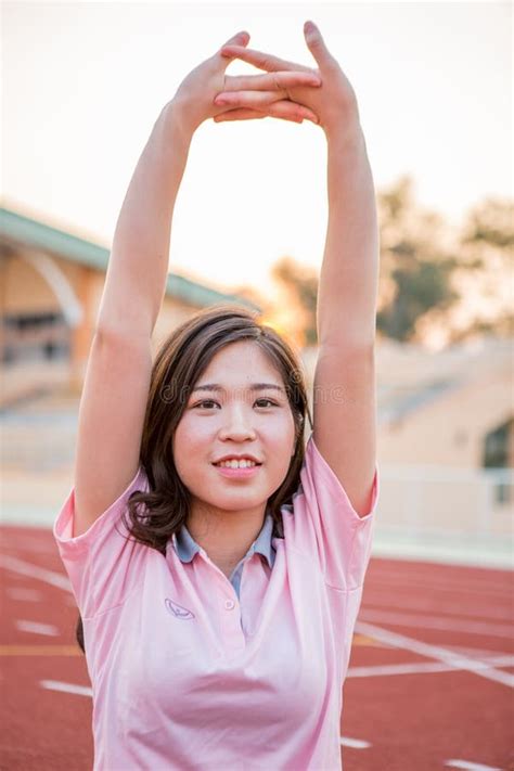 Atleta De Sexo Femenino Joven Que Estira Y Que Calienta Imagen De