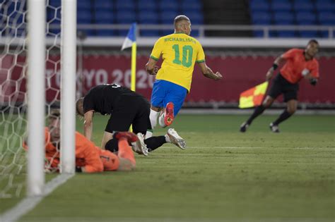 3 gols de Richarlison Brasil derrota Alemanha na estreia em Tóquio