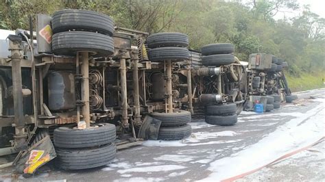 Carreta Que Transportava Etanol Tomba Na Br 267 E Deixa Motorista Em