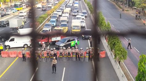 Demo Di Depan Dpr Polisi Tutup Jalan Tol Dalam Kota