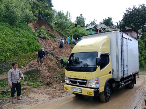 Tanah Longsor Di Lebong Timpa Rumah Warga Dan Timbun Badan Jalan