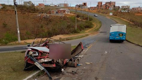 Grave acidente entre ônibus do Transcol e carro mata motorista na Serra