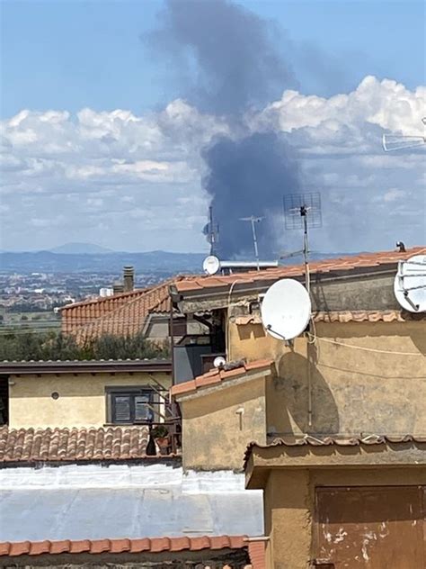 Incendio Roma Enorme Colonna Di Fumo Nero A Tor Cervara Capannone In