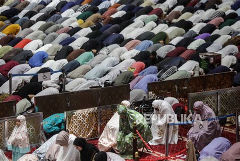 Tarawih Pertama Ribuan Umat Muslim Padati Masjid Istiqlal Republika