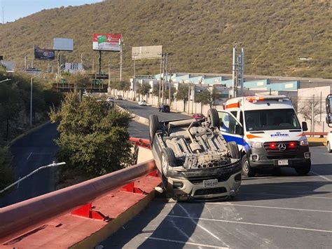 Monterrey Conductora resulta lesionada tras volcadura Telediario México