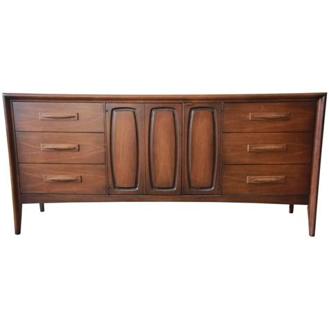 Broyhill Emphasis Mid Century Modern Sculpted Walnut Credenza Or Triple