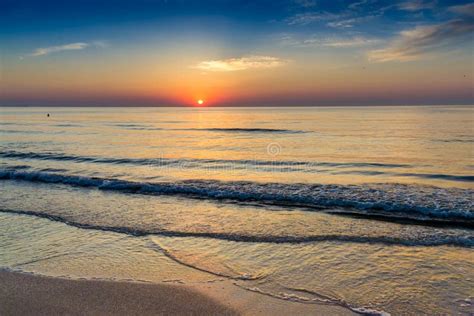 Salida Del Sol Hermosa En El Mar Negro En Mamaia Rumania Foto De