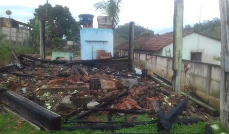 Ajuda Para Reconstrução Da Casa Que Pegou Fogo Em Todos Os Santo