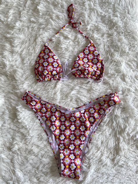 Bikini malla rosa diseño flores blancas Saldos Vip Tienda virtual