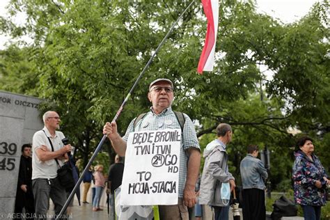 Protesty Przeciwko Ustawie Lex Tvn W Warszawie Manifestacja Odbywa