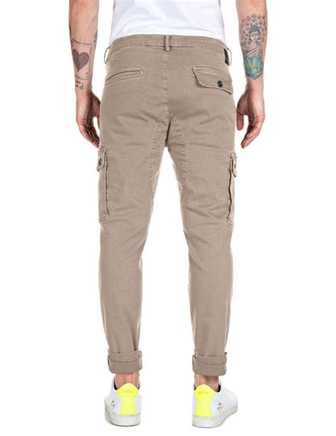 Pantalón Guess New Kombat beige tipo cargo para hombre