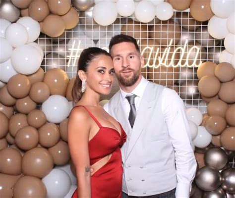 Lionel Messi Y Antonela Roccuzzo Se Lucen Más Enamorados Que Nunca En Boda De Jordi Alba Rpp