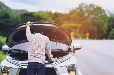 Jeune Homme Stress Ayant Des Probl Mes Avec Sa Voiture Cass E Par Le