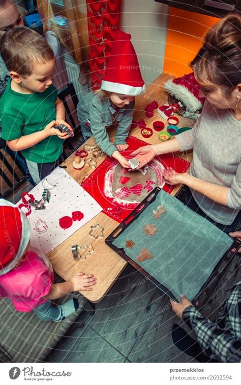 Mutter und Sohn dekorieren Weihnachtsgebäck zu Hause ein lizenzfreies