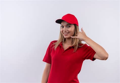 Repartidor Joven Sonriente Con Uniforme Rojo Y Gorra Mostrando Gesto De