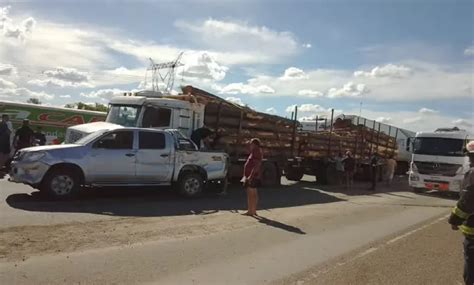 Cuatro Camiones Una Camioneta Y Un Auto Protagonizaron Un Choque