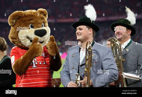 Maskottchen Bernie Mit Blaskapelle Fc Bayern Muenchen Bayer