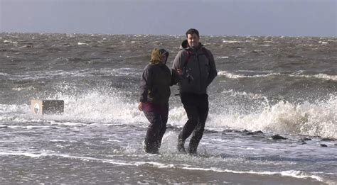 NonstopNews Touristen genießen aufgewühlte See an der Küste Kinder